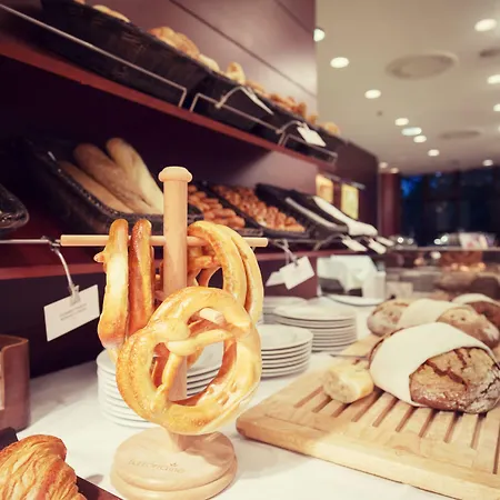 Crowne Plaza By Ihg Hotell