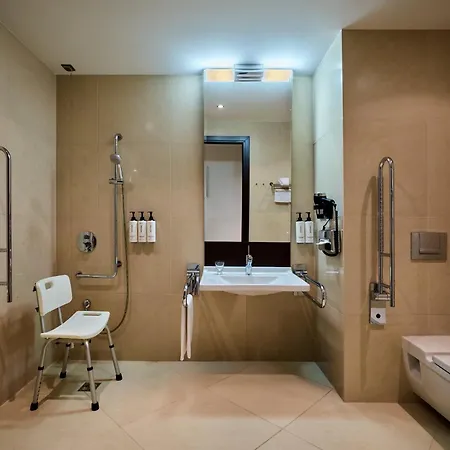 Crowne Plaza By Ihg מלון