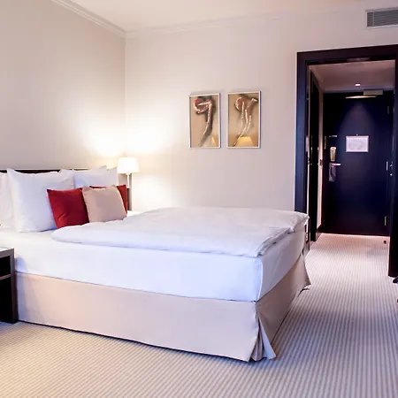 Отель Crowne Plaza By Ihg 4*