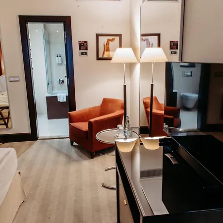 Отель Crowne Plaza By Ihg 4*